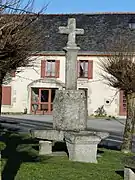 Croix monumentale face à la mairie.