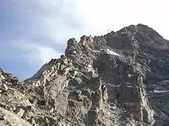 L'arête du Lion ; on aperçoit le refuge Carrel, la Grande Tour et l'arête du Coq.