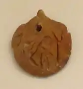 Pendentif en argile inscrit avec des hiéroglyphes crétois. Musée archéologique d'Héraklion.