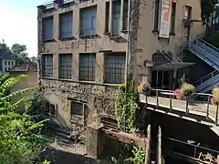 Photographie de l'ancienne usine de coutellerie du Creux de l'enfer avec sa façade d'origine.