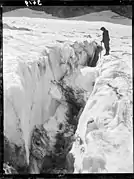 Le guide Jean Plent devant une crevasse du glacier du Clapier, le 29 août 1906.