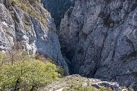 Rivière au fond d'une vallée rocheuse.