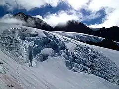 Crevasses glaciaires causées par une rupture de pente convexe