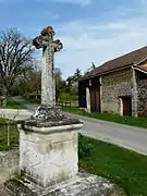 Croix de 1872 dans le village de Creyssac.