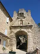 Porte dans les remparts du XVIe siècle.