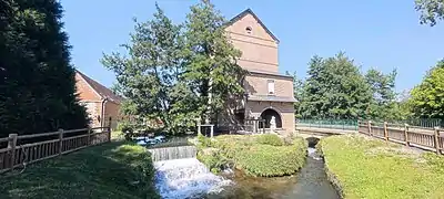 Vue du Moulin de Crillon et de sa roue