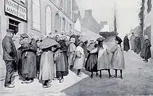 Dessin de femmes faisant la queue à Douarnenez devant les bureaux de l'Inscription maritime pour faire des déclarations d'indigence en raison de la misère liée à la crise de la sardine en 1902 (revue L'Illustration du 21 juillet 1903).