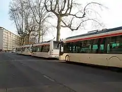 File d'Irisbus Cristalis ETB12 des transports en commun lyonnais sur le quai de la Pêcherie (1er arr.)