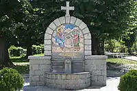 Fontaine commémorative sur le parvis de l'église.