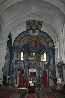 L'iconostase de l'église, avec des fresques.