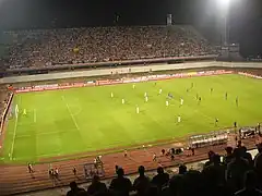Vue intérieure d'un stade de football pendant un match nocturne