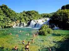 Chutes d'eau dans le bassin final