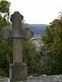 Une croix le long du sentier pour le pont