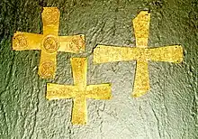 Petites croix en feuilles d'or martelées