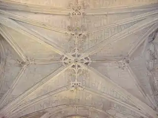 Exemple de croisées d'ogives avec les dentelles sculptées. Plafond de la chapelle.