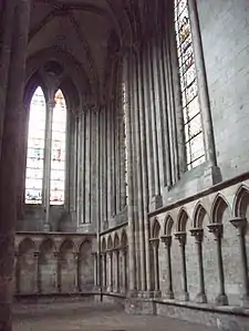 Photo du croisillon sud du transept avec ses arcatures en soubassement