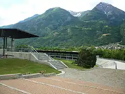 Vue panoramique de l'arène. À l'arrière-plan, le pic de Nona et le mont Père-Laurent