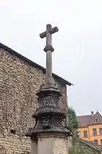 Croix jouxtant l'église, classée Monument historique