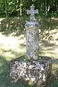 Croix à l'entrée du parc du château de la Faye