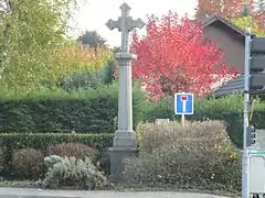 Photographie de la croix située dans la Rue des Baraques.