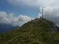 Croix et tables de relief au sommet ; vue à gauche sur la dent de Crolles