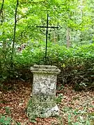 La croix Saint-Pierre en lisière de la forêt d'Halatte.