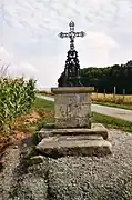 Croix de Saint Léobon sur son socle, entre les villages de Lascougiraud et La Chaise-Nadaud.