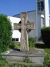 Croix celtique portant une hermine bretonne et trois Triskèles devant Saint-Maxime