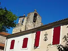 En façade, à Saint-Martin-de-Crau