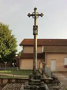 La croix de Rignieux-le-Franc, classée aux monuments historiques.