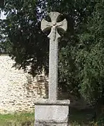 Photographie de la croix de Roc-Brien dans son environnement.