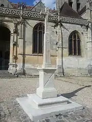 Croix devant l'église.