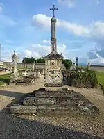 Croix de cimetière de Longuesse (soubassement)