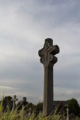 La croix de cimetière trilobée.