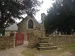 Croix de Gorays(située sur le mur d'enclos de la chapelle Saint-Barthélémy)