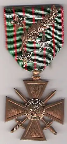 Croix de guerre 1914-1918 avec quatre citations, 1 palme de bronze, 1 étoile de vermeil, 1 étoile d'argent, 1 étoile de bronze.
