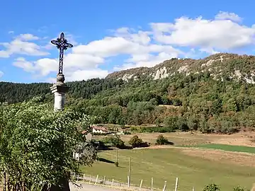 Croix sur le côté de l'église