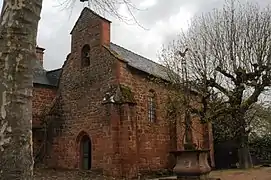 La chapelle des Pénitents noirs et la Croix de la Passion.