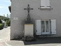 Croix de la route du Pré-Vial, près du bourg.