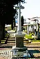 Croix des curés dans le cimetière.