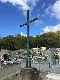 Croix du cimetière en métal.