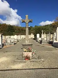 Croix du cimetière en pierre.