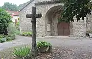 La croix et le porche d'entrée de l'église.