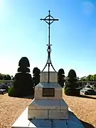 Croix et plaque du cimetière.