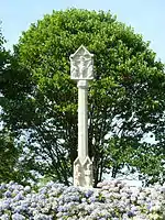 La croix du fond du cimetière datant du XVe siècle.