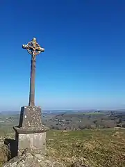 Croix (calvaire) du village de L'Estomble, à Saint-Sauves-d'Auvergne