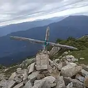 Croix près du sommet.