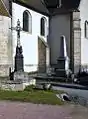 Croix de mission et monument aux morts.