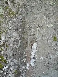 Croix chrétienne gravée sur le grand menhir de Kerangosquer.