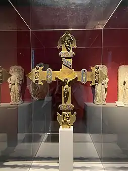 Croix processionnelle de la Société archéologique de Bordeaux exposée comme dépôt au Musée d'Aquitaine.